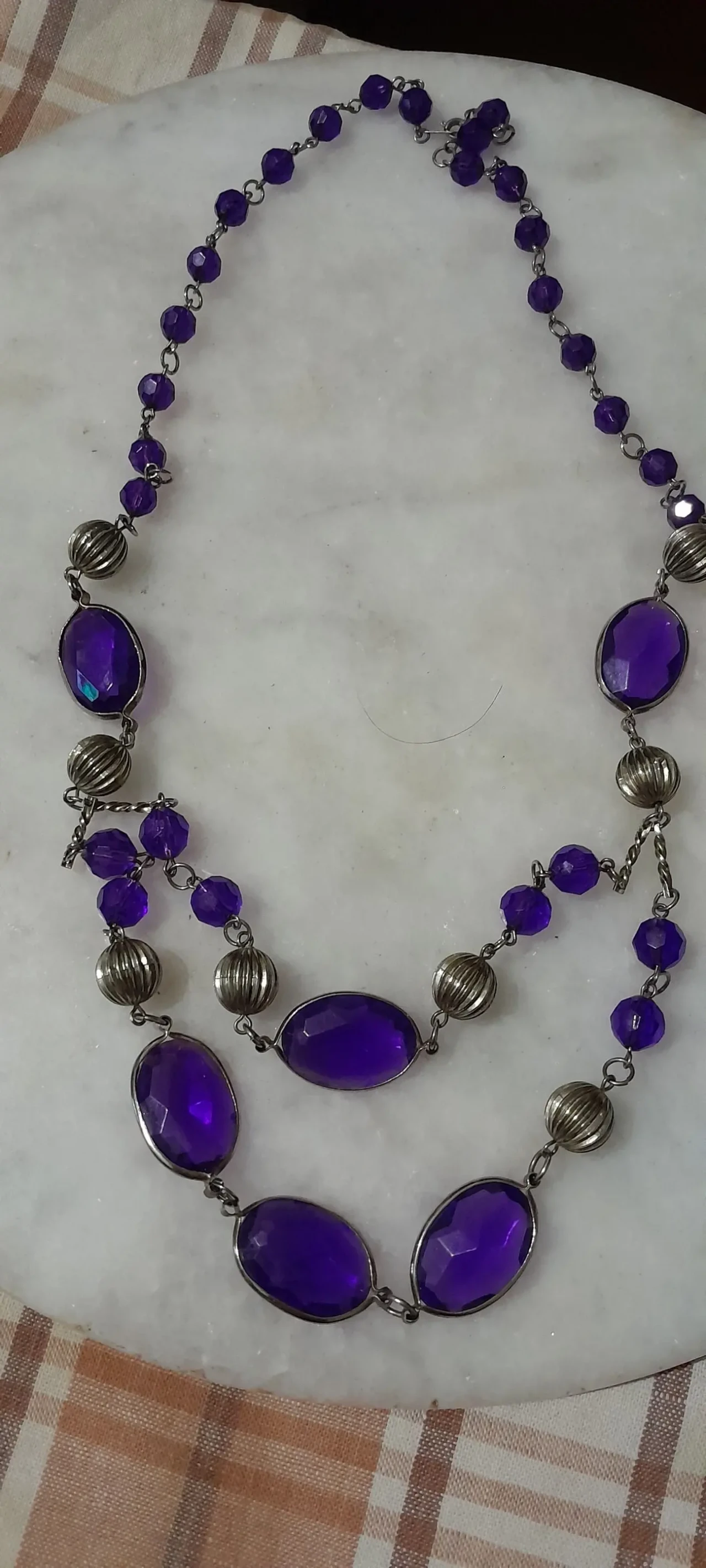 Красивые  бусы с фиолетовыми камнями в золотой оправе 8