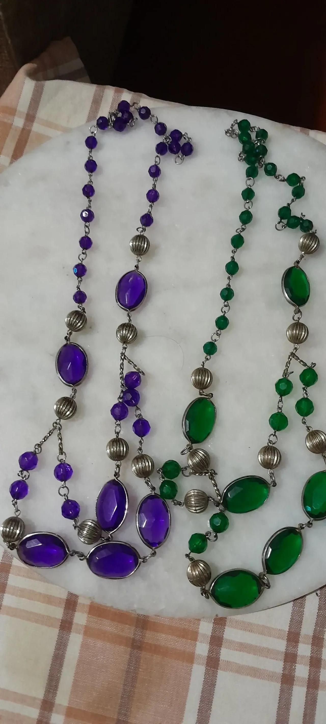 Красивые  бусы с фиолетовыми камнями в золотой оправе 6