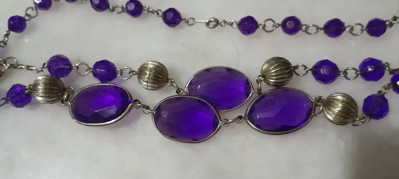 Красивые  бусы с фиолетовыми камнями в золотой оправе