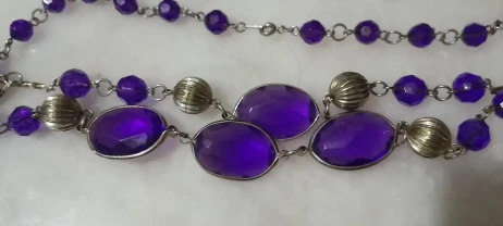 Красивые  бусы с фиолетовыми камнями в золотой оправе