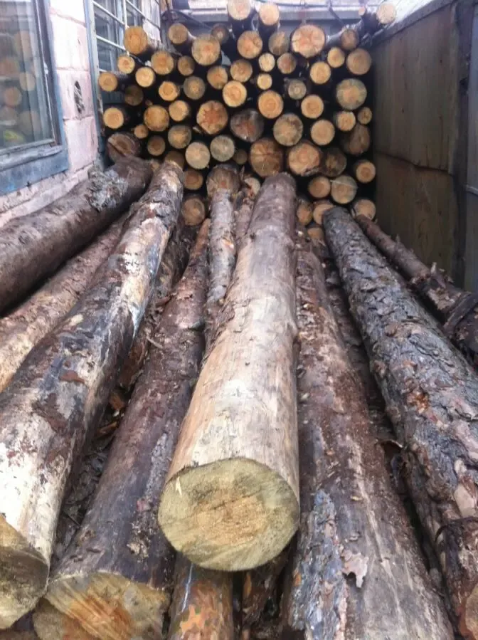 Столбик деревянный круглый длиной 2.5 метра.