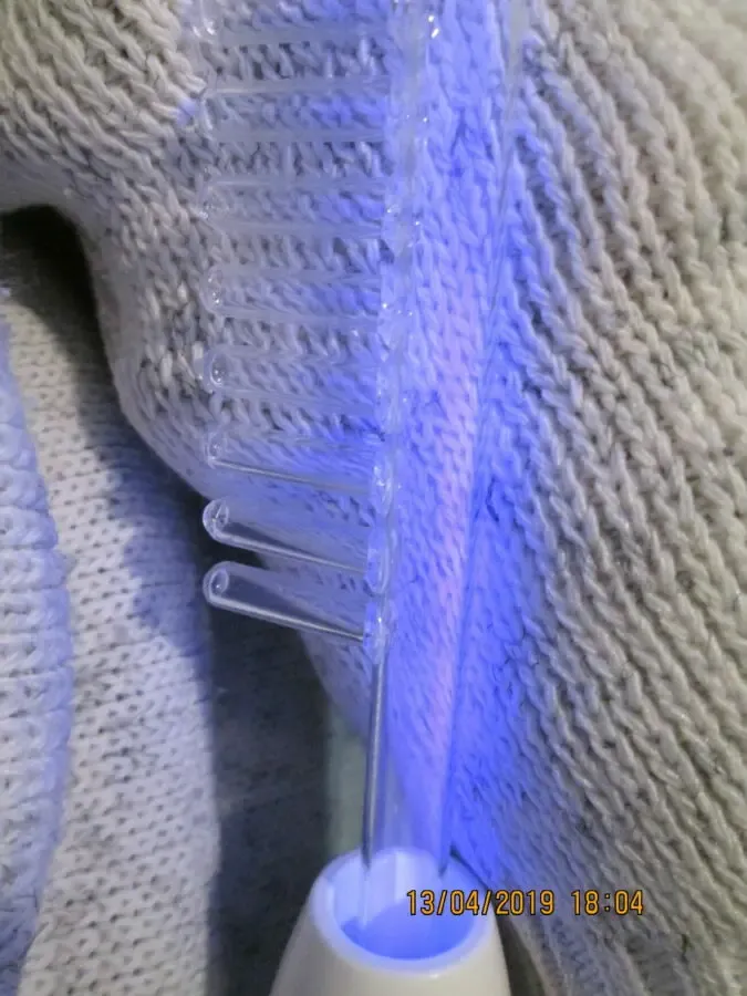 Фиолетовый дарсонваль по уходу за кожей и волосами.