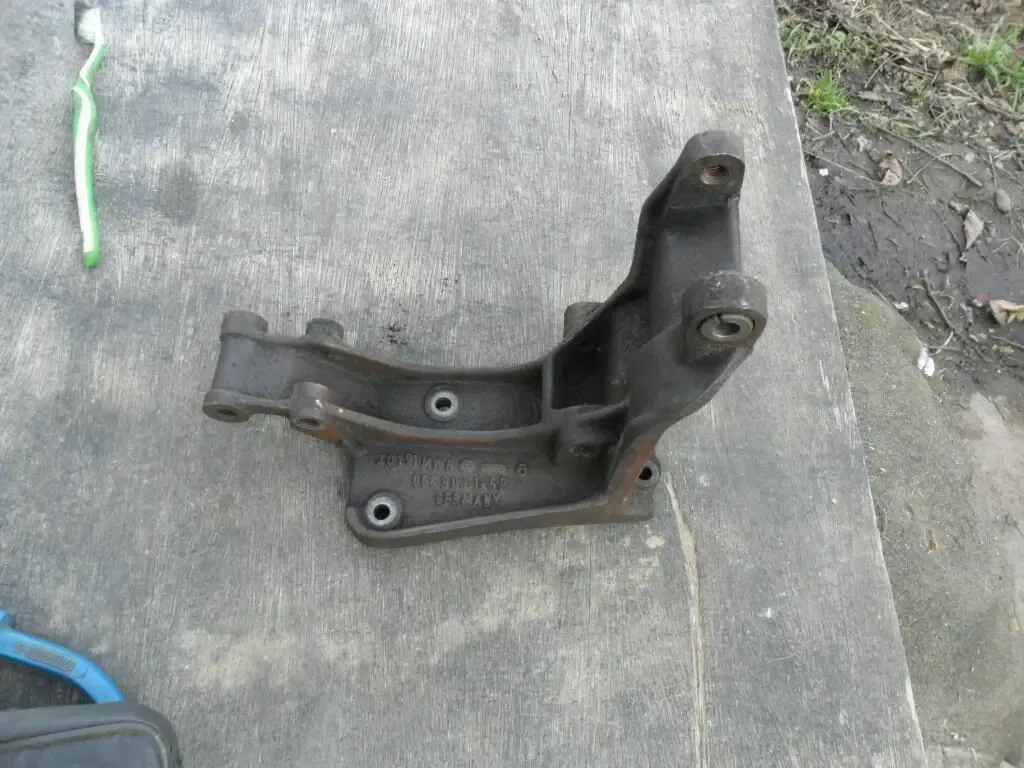 Кронштейн генератора фольксваген, ауди, сеат Vag 068903145p, оригинал