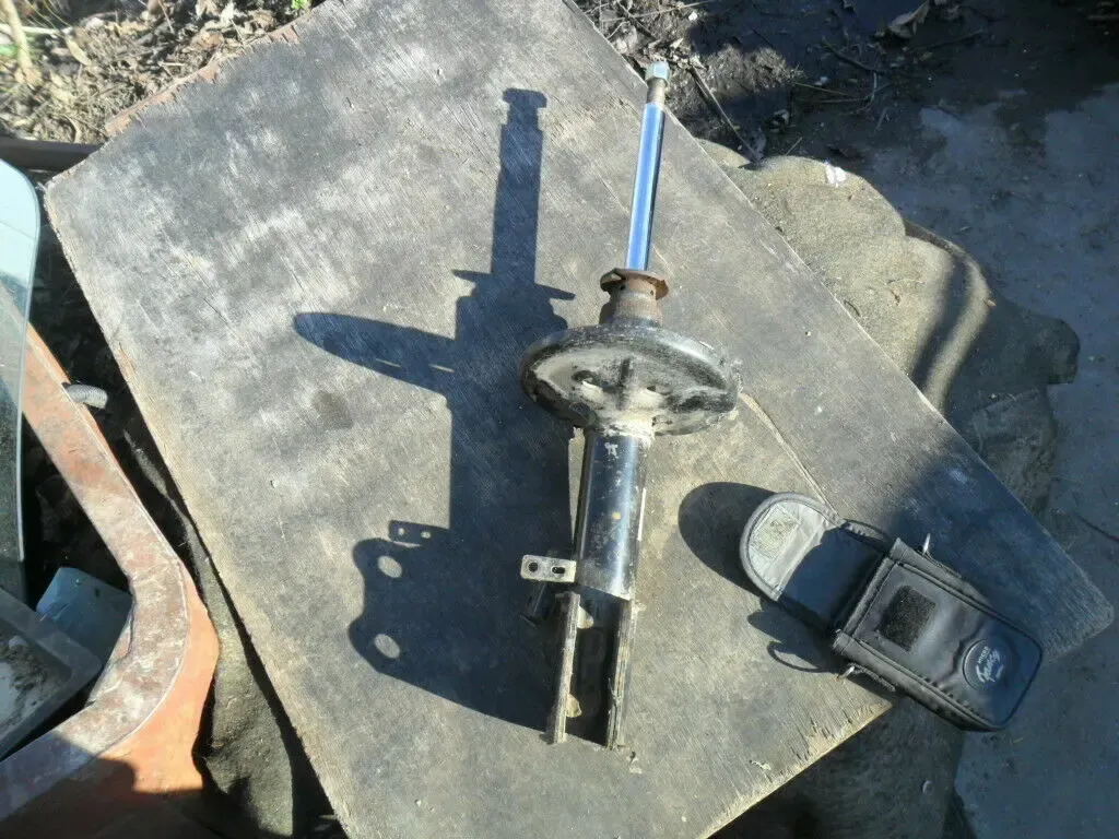 Амортизатор передний тойота карина, Toyota 48520-2b010, оригинал. 2