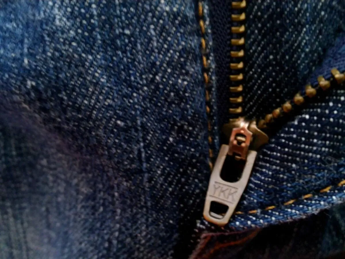 Потёртые расклешённые джинсы 5