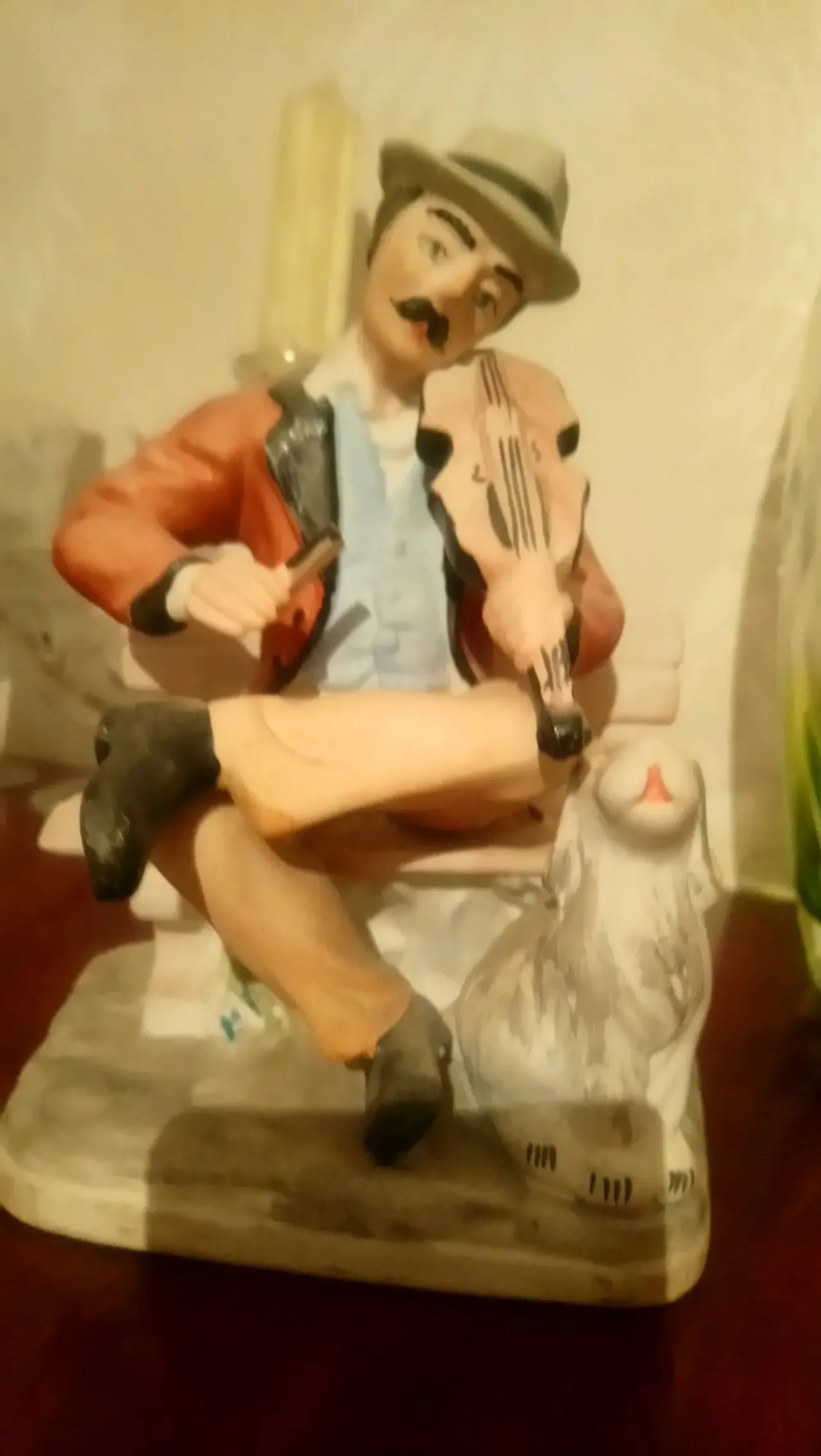 Статуэтка  глиняная - скрипач с собакой. РУМЫНИЯ