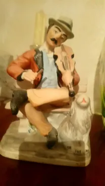 Статуэтка  глиняная - скрипач с собакой. РУМЫНИЯ