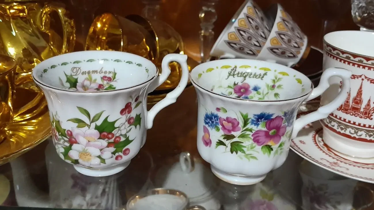 Красивая кофейная чашка с блюдцем 