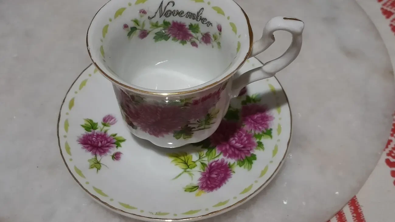 Красивая кофейная чашка с блюдцем 