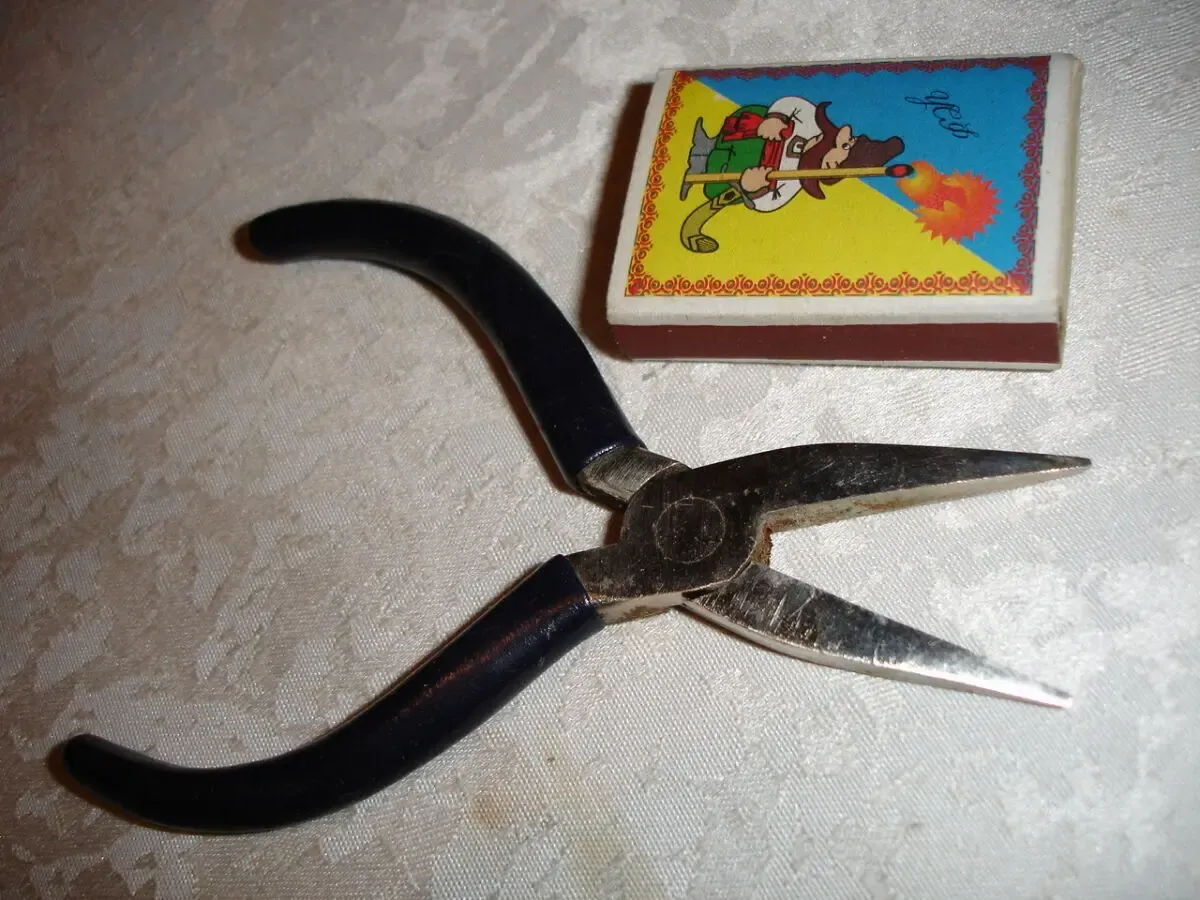 Длинногубцы/довгогубці нові, металеві+ізоляція; довж. 12,7 см; срср 2