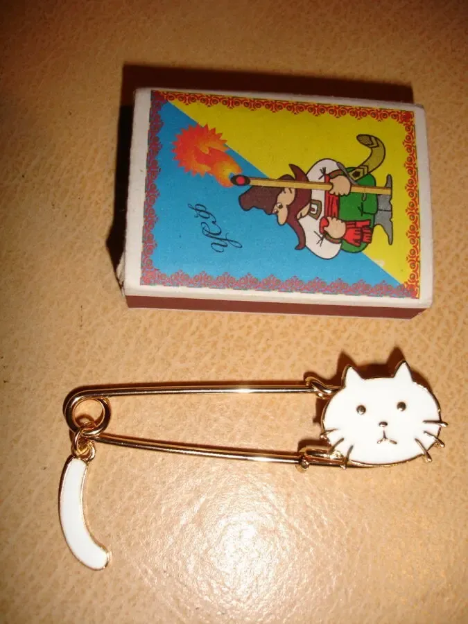 Брошь-булавка/брошка-шпилька КІТ білий, НОВА, довж. 6,5 см; в упаковці 2