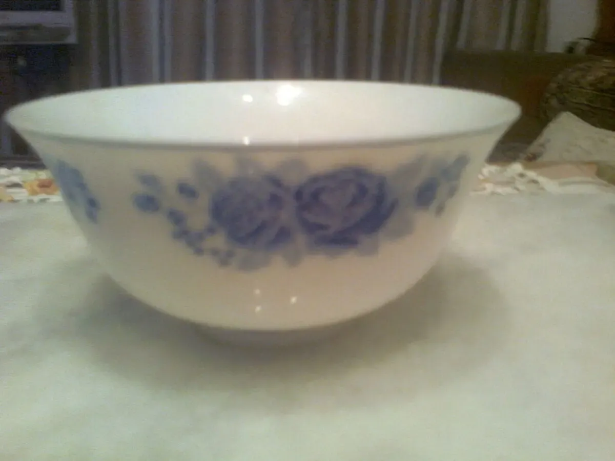 Красивая пиала фарфоровая с синими узором. новая