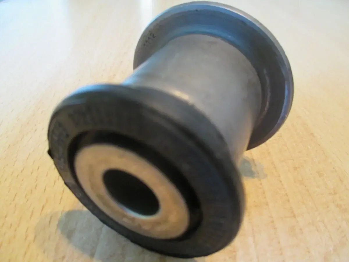 Сайлентблок незаменяемый заднего поперечного рычага пежо 407 8