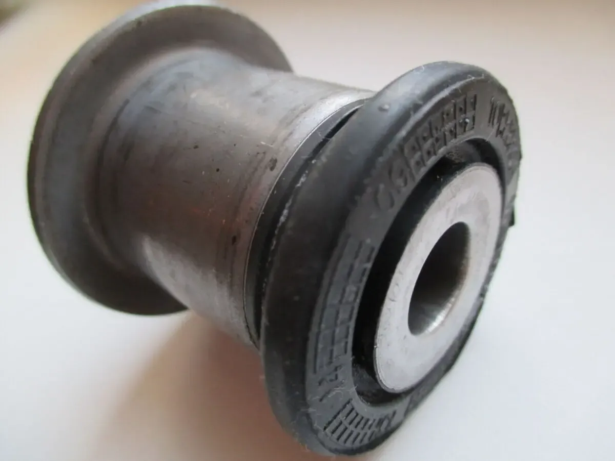 Сайлентблок незаменяемый заднего поперечного рычага пежо 407 6