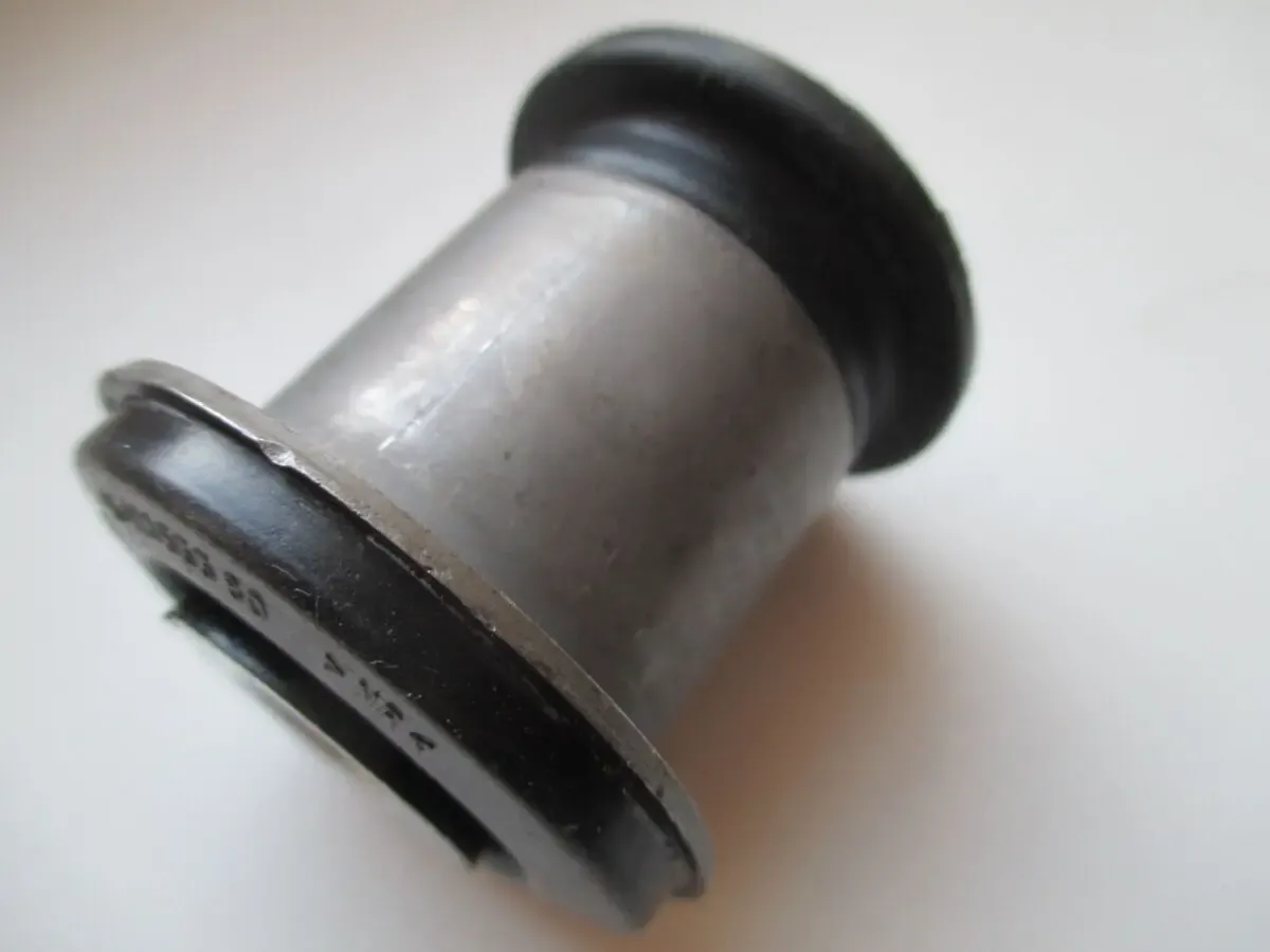 Сайлентблок незаменяемый заднего поперечного рычага пежо 407 7