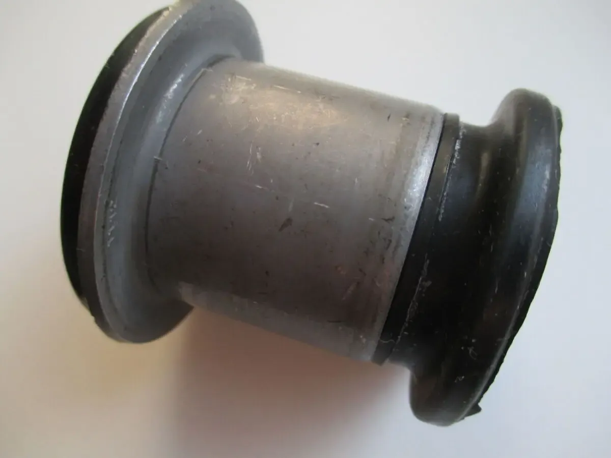 Сайлентблок незаменяемый заднего поперечного рычага пежо 407 4