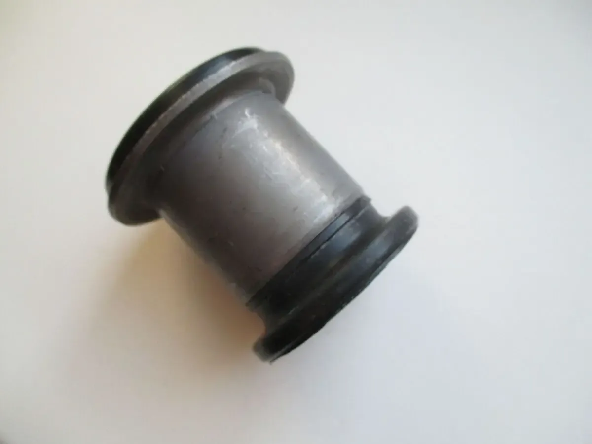 Сайлентблок незаменяемый заднего поперечного рычага пежо 407 3