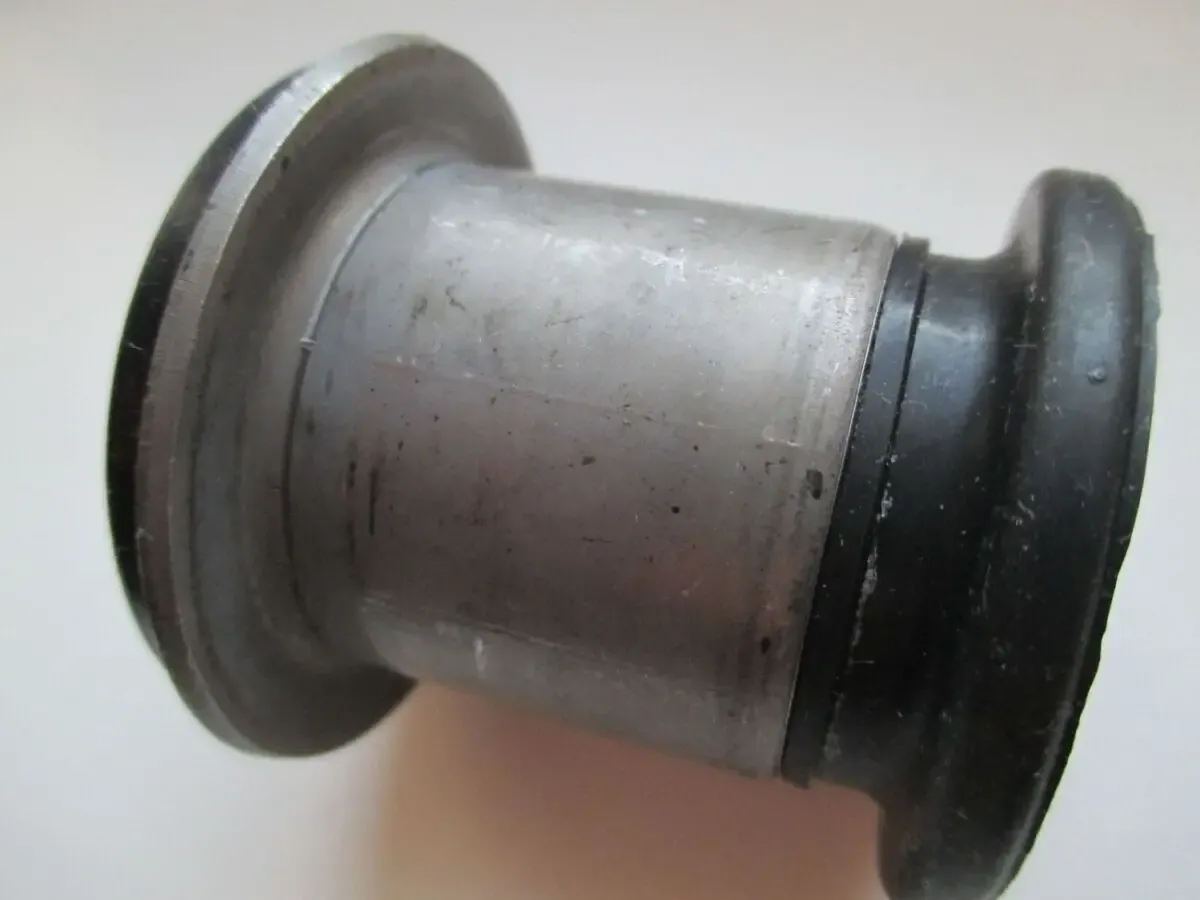 Сайлентблок незаменяемый заднего поперечного рычага пежо 407 9