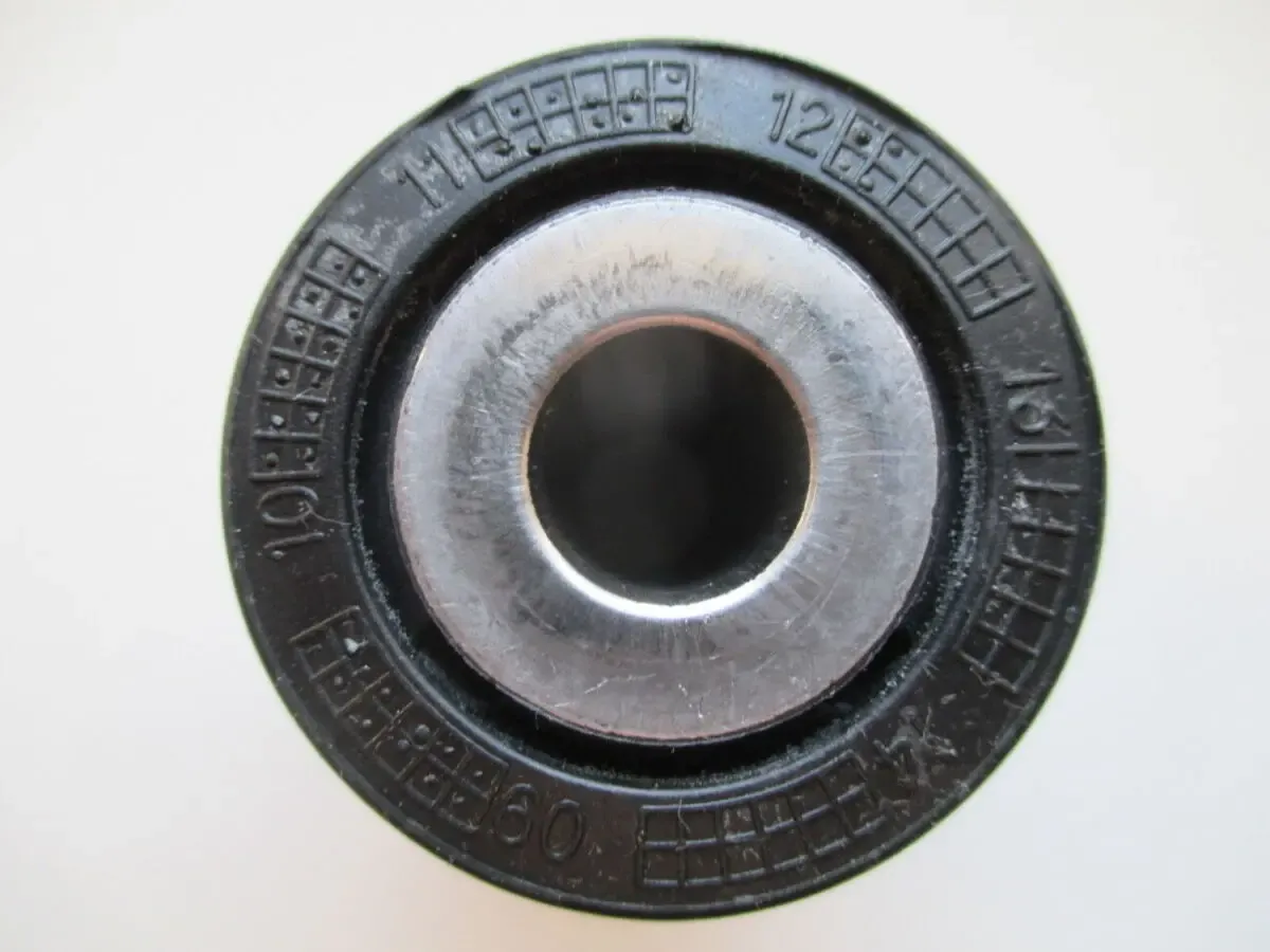 Сайлентблок незаменяемый заднего поперечного рычага пежо 407 2