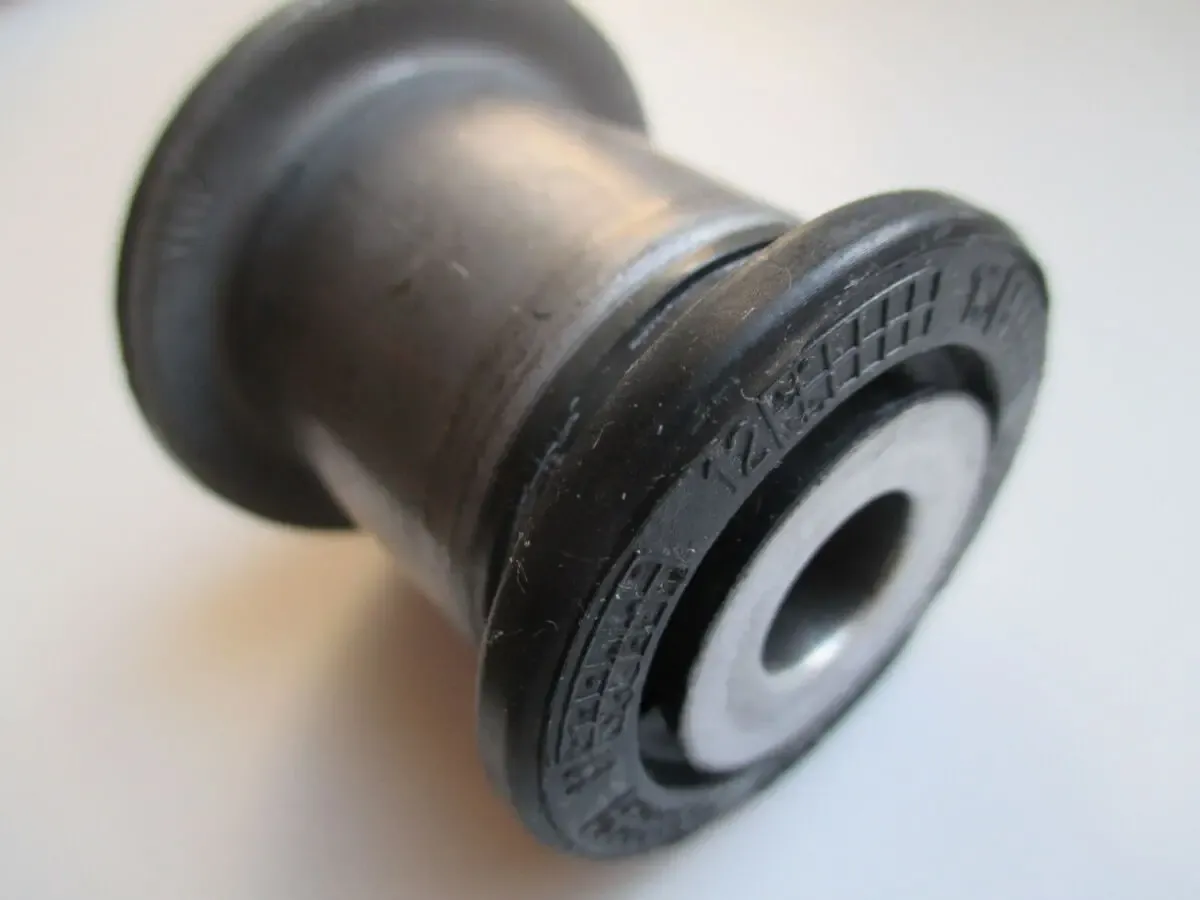 Сайлентблок незаменяемый заднего поперечного рычага пежо 407 5