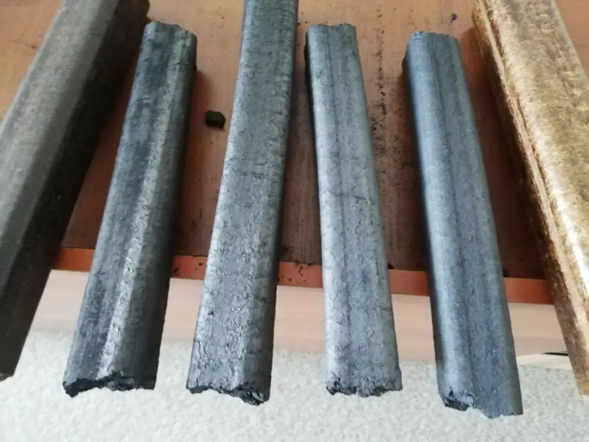 Деревне вугілля в брикетах пини кей для гриля. 7