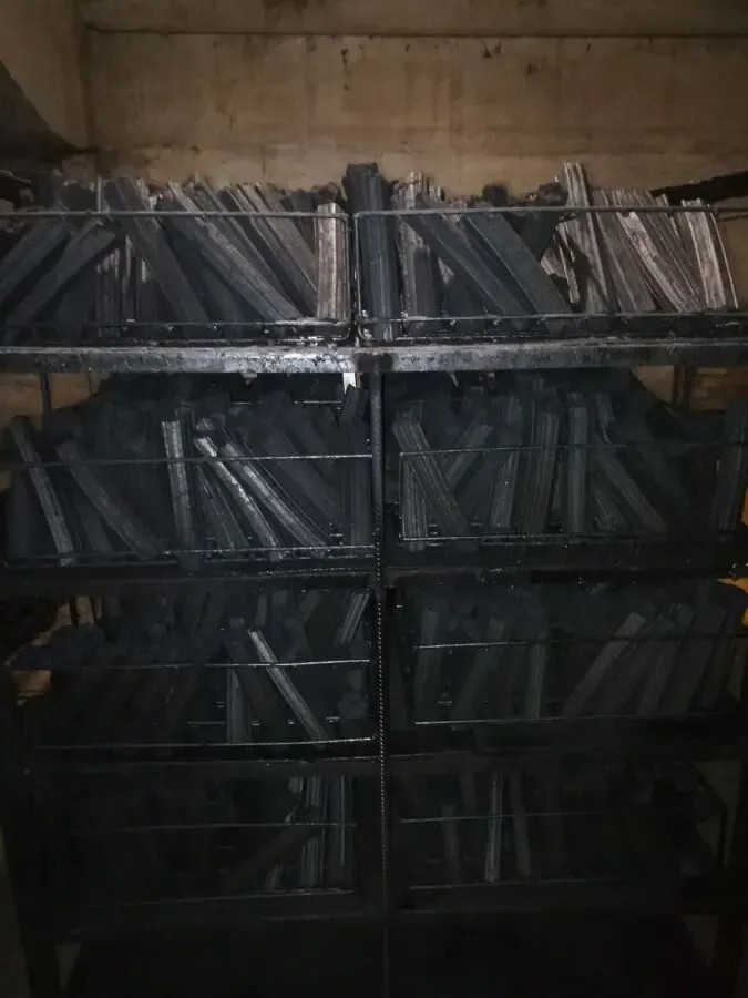 Деревне вугілля в брикетах пини кей для гриля. 4