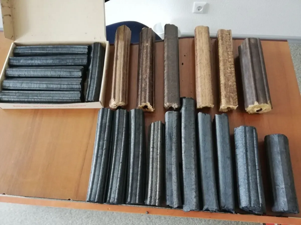 Деревне вугілля в брикетах пини кей для гриля. 6