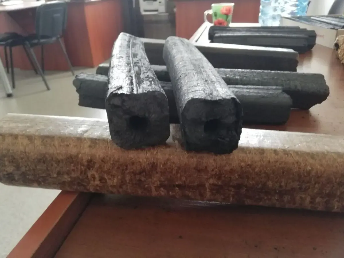 Деревне вугілля в брикетах пини кей для гриля. 5