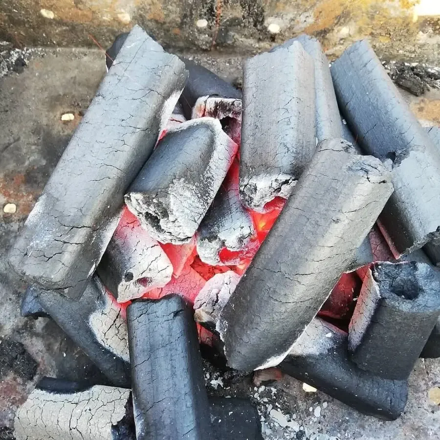 Деревне вугілля в брикетах пини кей для гриля.
