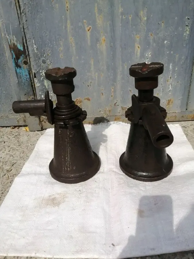 Автомобильные домкраты,  канистры. 3