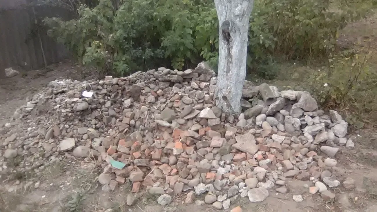 Невелика купа каміння та битої цегли