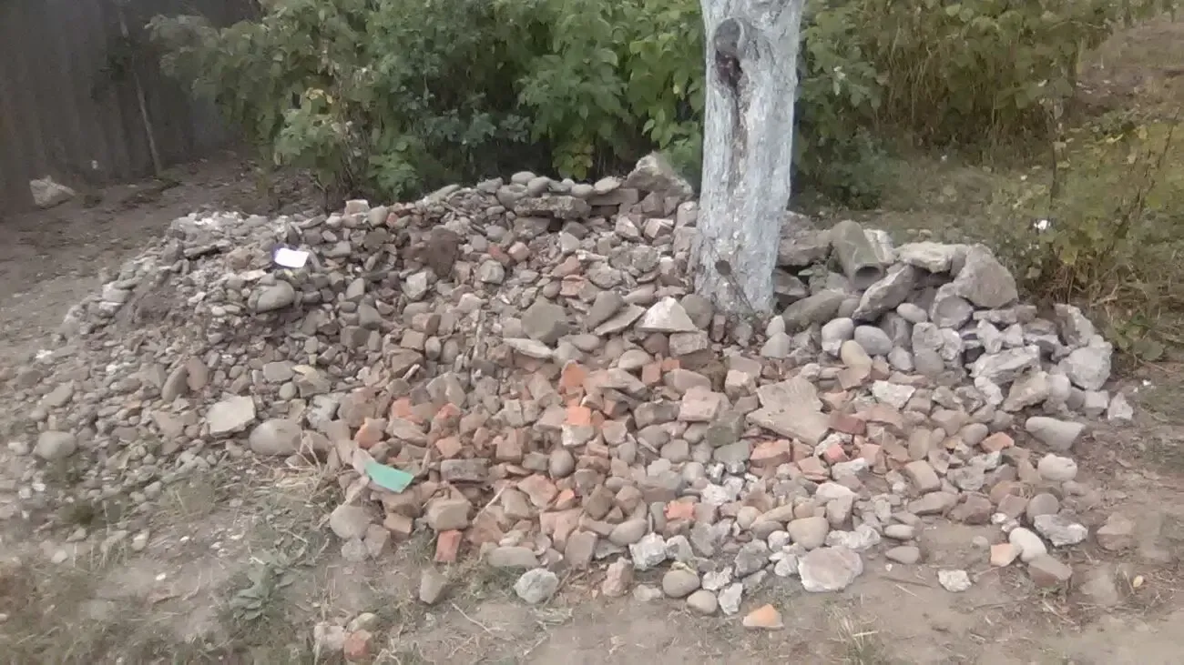Невелика купа каміння та битої цегли 2