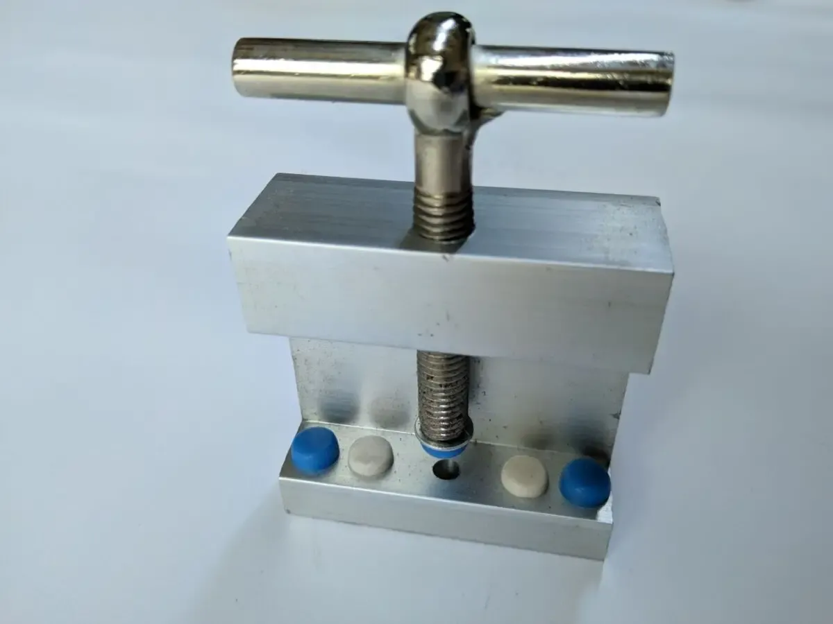 Вскрыватель реза толстого стекла и керамической плитки .