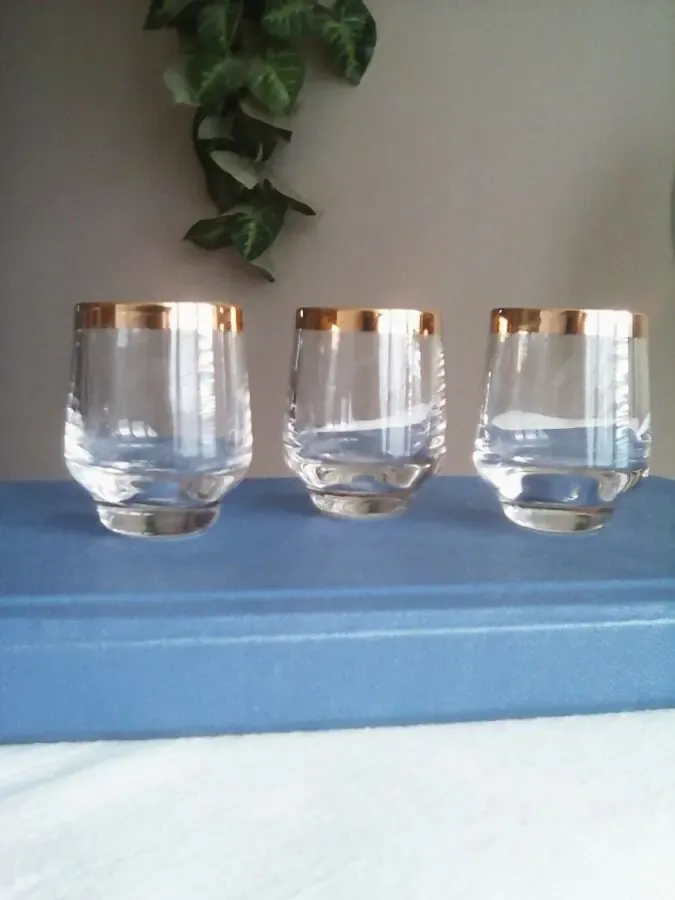 Стопки рюмки стекло с позолотой,высота 4,5 см