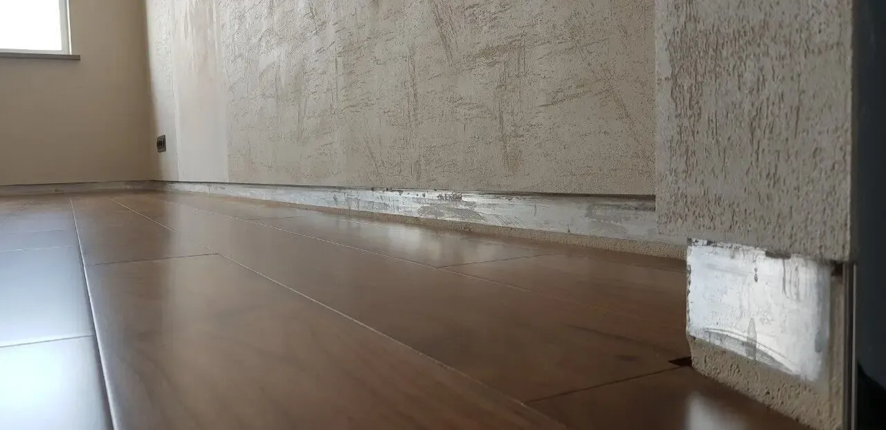 Плинтус скрытого монтажа вставка 10х60мм киев 4