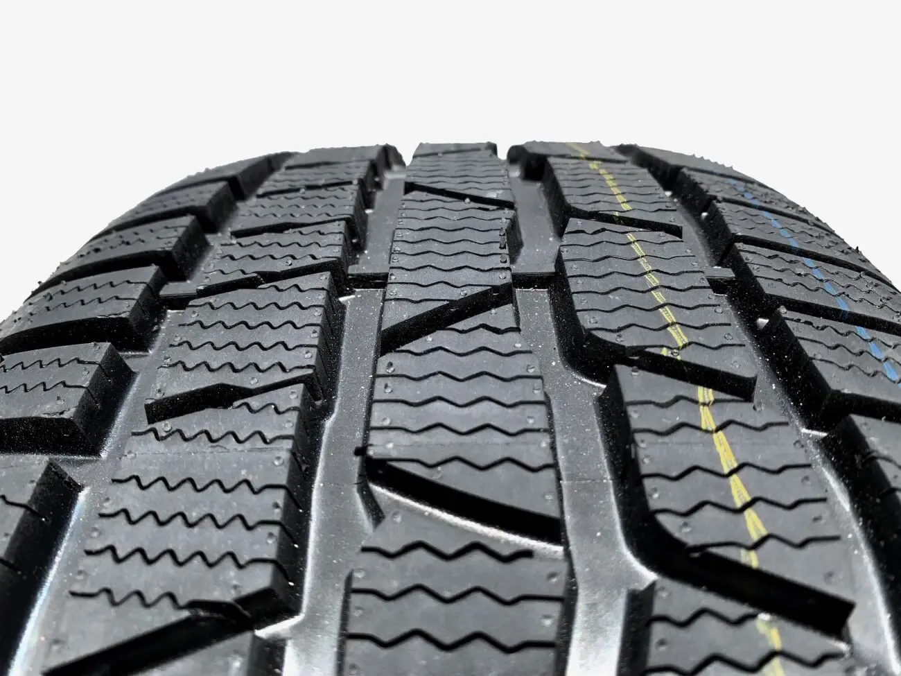 Шина зимова 215/55 R17 94H резина зимняя HG5 3P Domin Poland 3