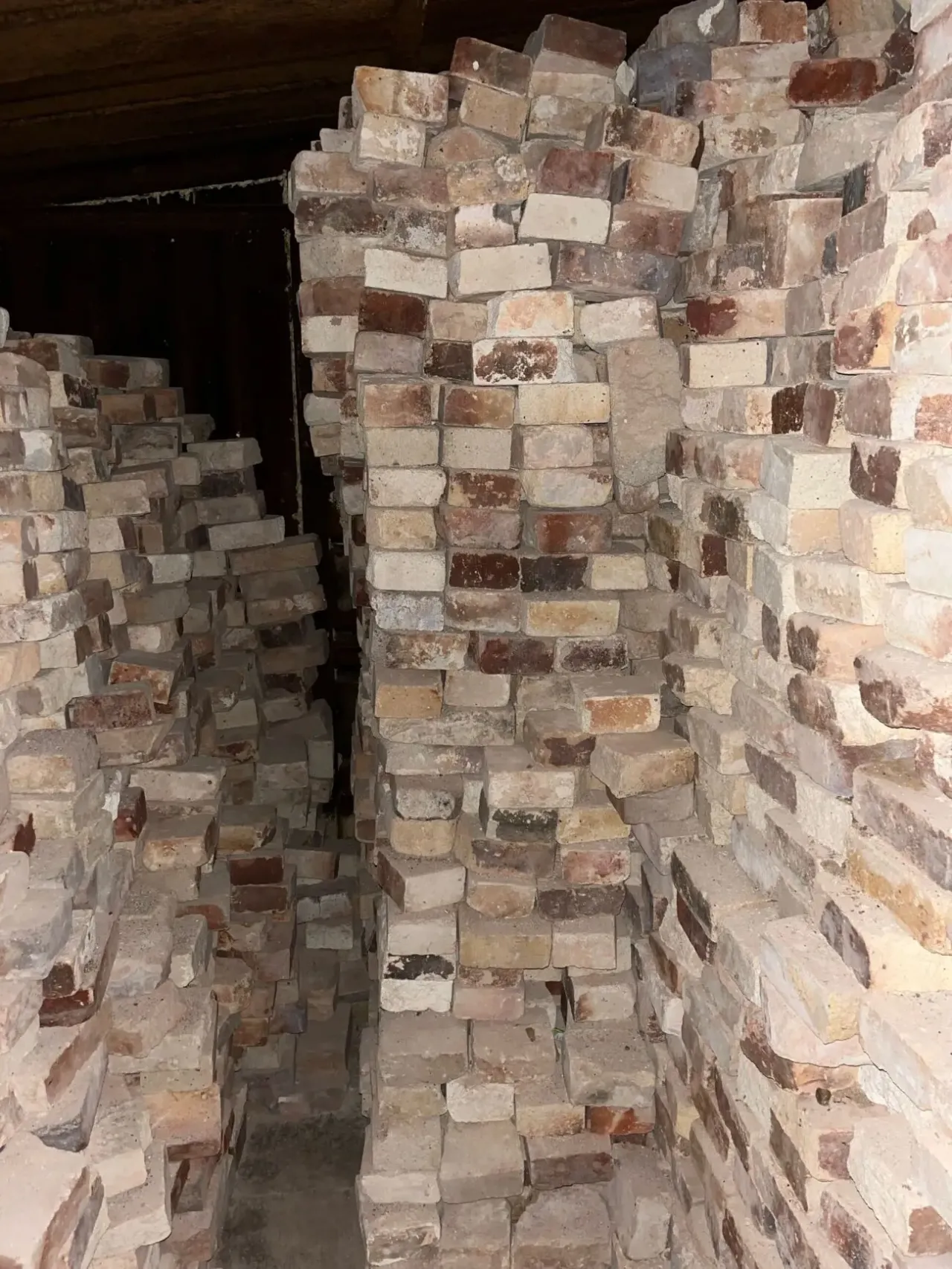 Продаю б/у половины и тричетверти огнеупорного кирпича шамотный ША-5