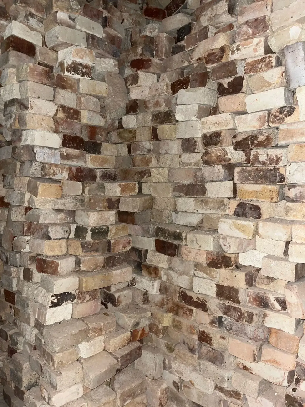 Продаю б/у половины и тричетверти огнеупорного кирпича шамотный ША-5 3