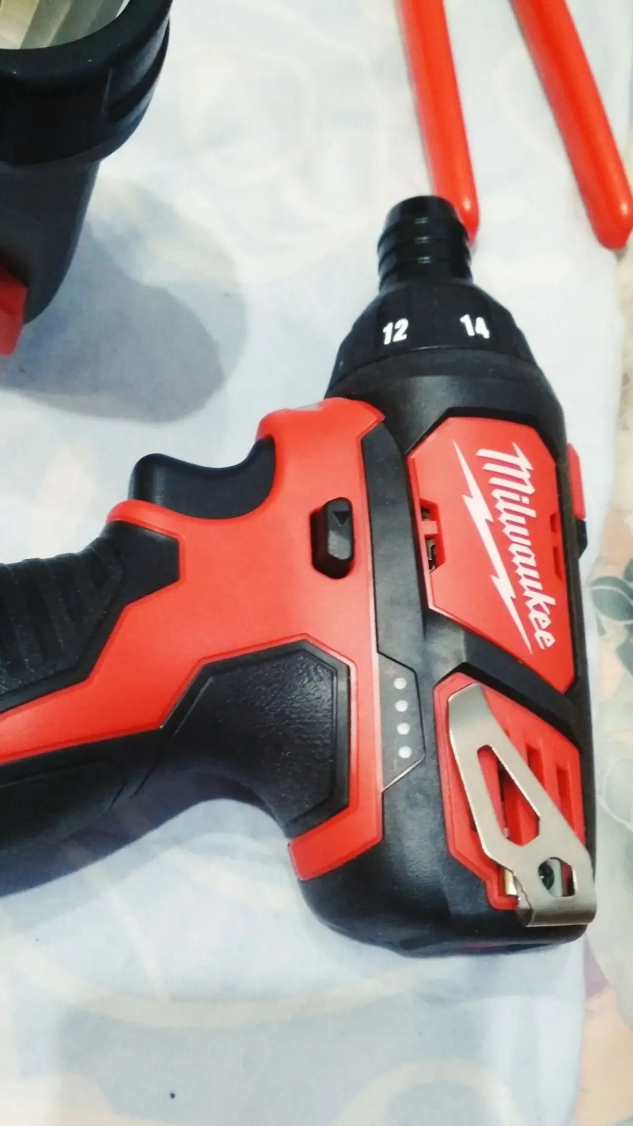Профессиональный бесщеточный инструмент  Milwaukee  Fuel. 10