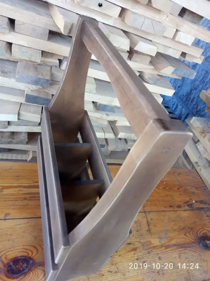 Ящик для живого пива из натурального дерева.