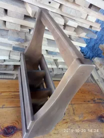 Ящик для живого пива из натурального дерева.