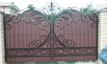 Кованые ворота и калитка с балясинами, листочками и вензелями "Оска"