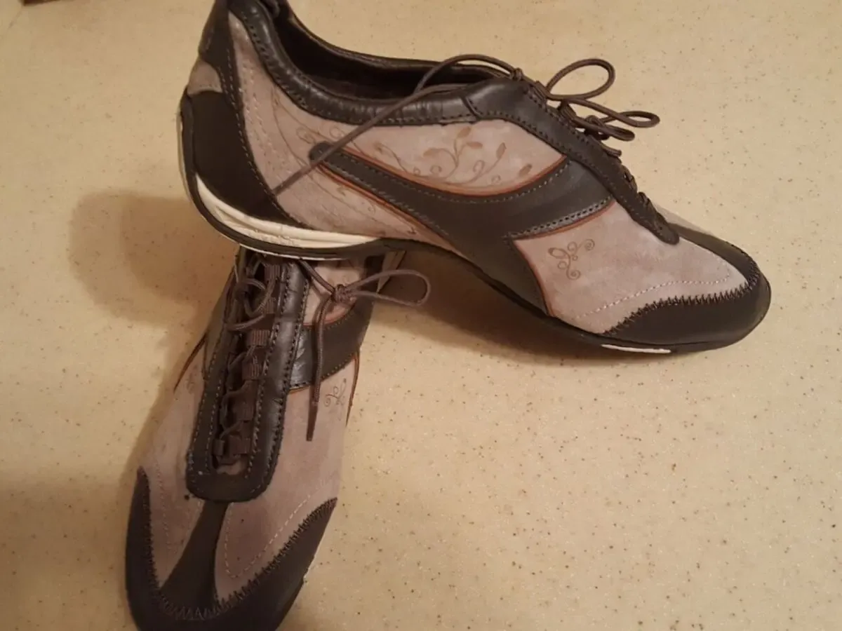 Продам новую женскую спортивную обувь р.38-38.5 4