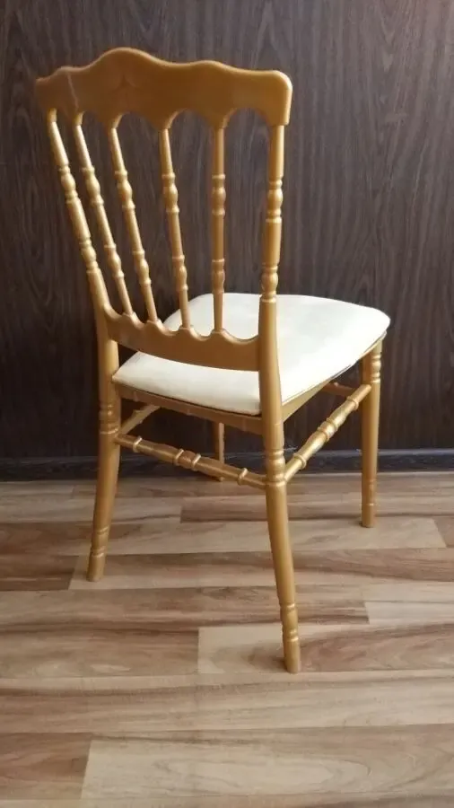 Пластикові стільці Наполеон 3