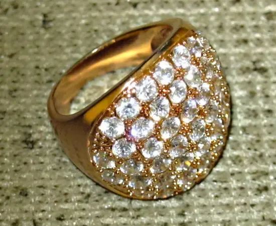 Кольцо с фианитами, покрытое золотом.