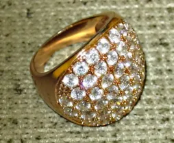 Кольцо с фианитами, покрытое золотом.