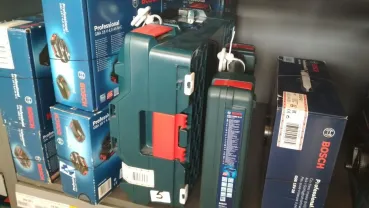 Ящики Makita, Bosch, Hilti разные.