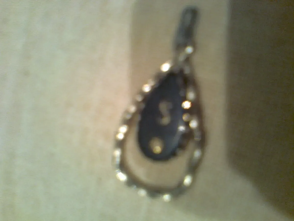 Подвеска из желтого металла, на черной эмали вставка - белый камень 7