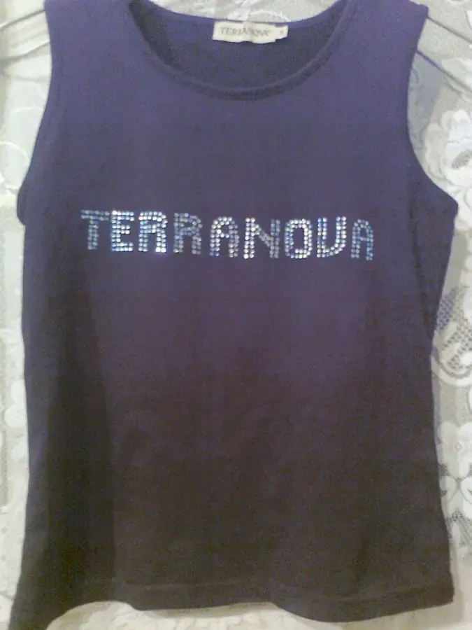 Черная майка с блестящими синими буквами, 