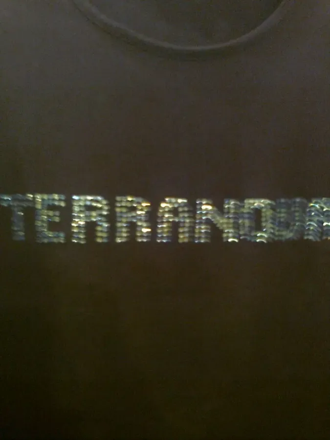 Черная майка с блестящими синими буквами, 